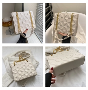 Collage d'un sac à main matelassé blanc montrant sa texture géométrique et sa bandoulière