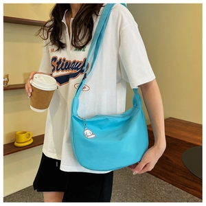 Sac bandoulière demi-lune en toile bleu clair avec charm nuage blanc pour usage quotidien