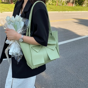 Sac fourre-tout vert pâle avec grand nœud décoratif et bandoulière en style de rue