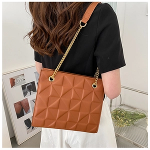 Détail macro du sac en cuir PU marron avec matelassage géométrique et chaîne dorée