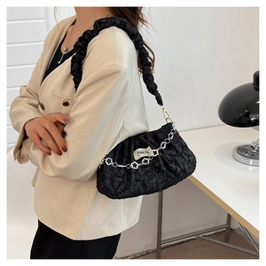 Détail du sac nuage plissé noir avec chaîne à fleurs argentée et bandoulière souple