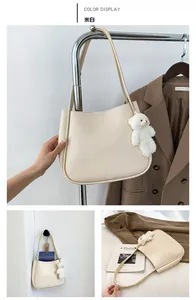Détails du cabas minimaliste blanc cassé avec un adorable pendentif ours en peluche blanc