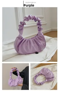 Gedetailleerde weergave van de paarse geplooide cloud-handtas met een elegant ontwerp
