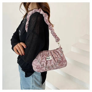 Détail du sac nuage plissé rose avec chaîne marguerite et bandoulière à volants