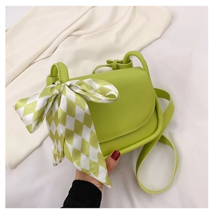 Dettaglio borsa a spalla verde chiaro in ecopelle con foulard a scacchi sul manico