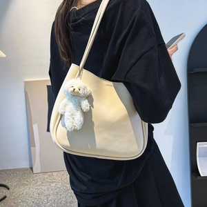 Sac fourre-tout crème en cuir PU avec un pendentif d'ours blanc pour femmes