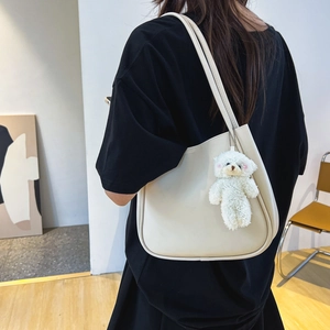 Sac fourre-tout minimaliste en similicuir blanc avec pendentif ours en peluche