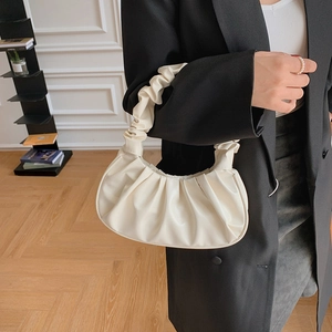 Gelede handtas in crèmewit, stijlvolle hobo-tas met rimpels voor damesmode trends