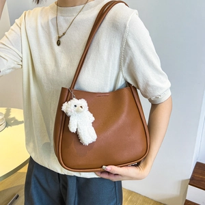 Sac sous le bras en cuir marron vintage avec pendentif ours en peluche blanc chic