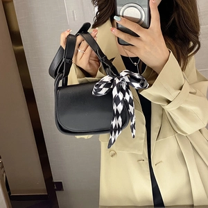 Elegante borsa a spalla in pelle nera con foulard vintage e base arrotondata