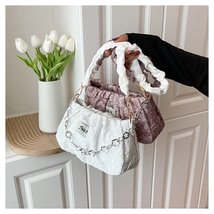 Détail de sacs à bandoulière plissés blanc et rose avec chaîne fleurie argentée