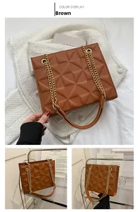 Vue détaillée du sac cabas marron avec texture matelassée géométrique et chaîne dorée