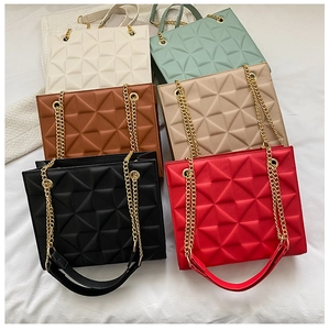 Vue de dessus de sacs à chaîne matelassés en six couleurs, dont vert menthe et noir