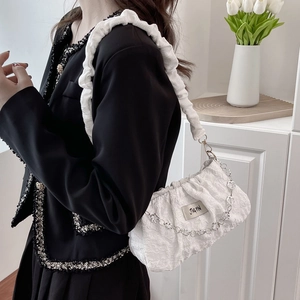 Sac nuage blanc froncé avec chaîne florale et texture plissée pour femmes