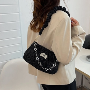 Sac nuage plissé noir avec chaîne à fleurs argentées et texture gaufrée à la mode
