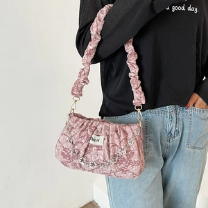 Sac nuage plissé rose avec chaîne fleurie argentée et bandoulière souple femme