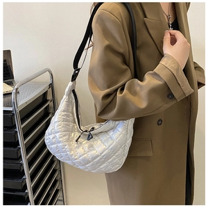Sac hobo matelassé argenté avec large bandoulière noire réglable et fermeture éclair