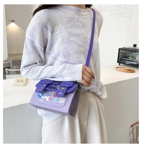 Détails des motifs graffiti violets créatifs et du texte sur le petit sac messager