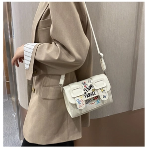 Vue détaillée du sac bandoulière blanc avec graffiti colorés et imprimé 7594 PARIS