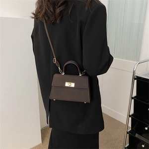 Piccola borsa quadrata marrone goffrata coccodrillo con chiusura a scatto dorata