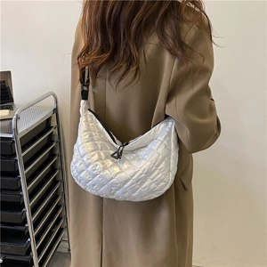 Sac à bandoulière argenté matelassé moderne avec large sangle noire et fermeture éclair