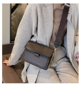 Details der minimalistischen Umhängetasche aus Leder mit breitem Gurt und Color-Block-Design