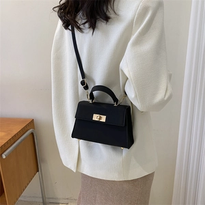 Elegante borsa a tracolla trapezoidale nera con chiusura a scatto dorata