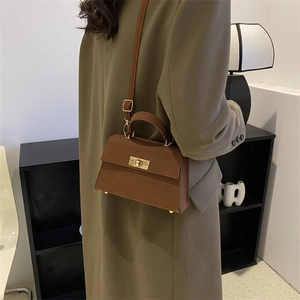 Borsa a tracolla marrone vintage in ecopelle con fibbia dorata e manico per donna