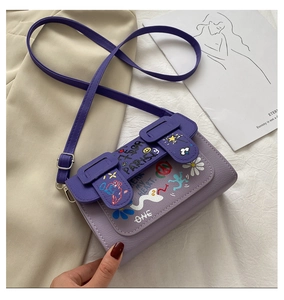 Détail du sac bandoulière graffiti violet avec marguerites et sangle argentée réglable