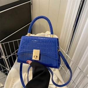 Women Crocodile Pattern PU Leather Shoulder Bag Fashion Woven Handle Handbag With Gold Lock Casual Crossbody Bag Commuter Purse