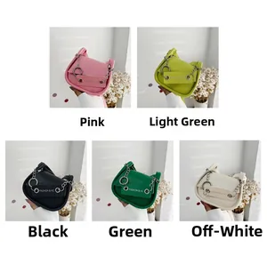 Collage de mini sacs bandoulière en cuir rose, vert et crème avec détails de chaîne en métal