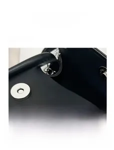 Détail du sac bandoulière noir avec fermoir magnétique argenté et coutures renforcées