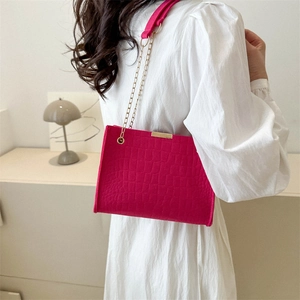 Sac carré rouge rose effet croco avec bandoulière chaîne dorée porté par modèle