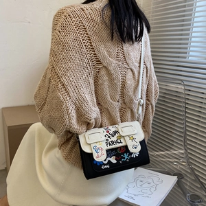 Mini sac besace noir et blanc avec motifs graffiti colorés et bandoulière fine