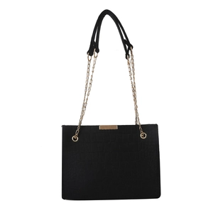 Sac sous le bras chic en noir effet crocodile avec chaîne dorée et boucle en métal