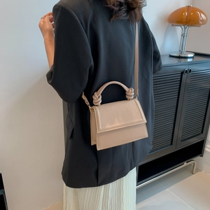 Sac bandoulière beige minimaliste avec poignée nouée élégante et bandoulière fine