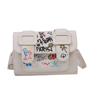 Mini sac bandoulière en cuir crème avec graffitis artistiques et boucles doubles