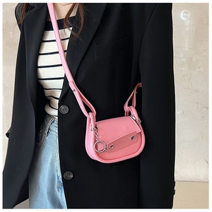Sacoche selle rose vif avec chaîne à anneaux argentés et bandoulière réglable chic
