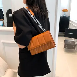 Sac bandoulière en cuir orange chic avec surpiqûres et chaîne en métal argenté