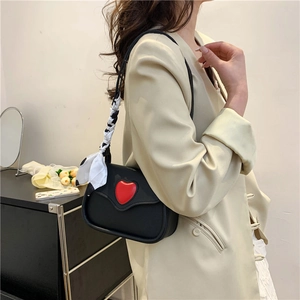 Modische schwarze Leder-Umhängetasche mit rotem Herz-Detail und Polka-Dot-Schal-Riemen