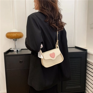 Schicke cremefarbene kleine quadratische Umhängetasche mit rosa Herz als Crossbody-Bag
