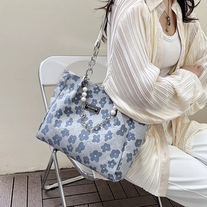 Grand cabas bleu à motif floral avec chaîne argentée et breloque perle pour femme