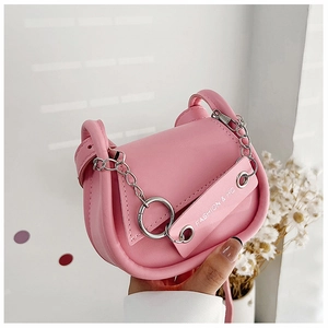 Détail du sac selle rose en cuir avec chaîne argentée et logo FASHION & HC