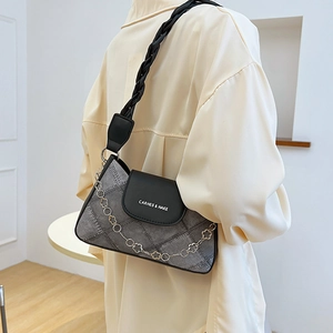 Sac sous le bras en denim avec rabat en cuir et chaîne métallique à fleurs