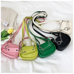 Vue à plat de sacs besaces colorés en cuir PU avec chaîne et étiquettes de mode