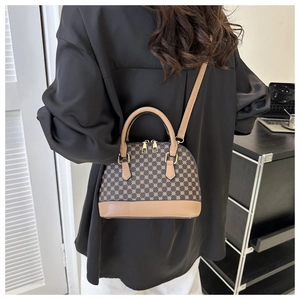 Dettaglio della borsa monogramma vintage con cuciture in pelle e doppia cerniera lampo