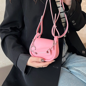 Mini sac selle rose en cuir PU avec chaîne argentée et bandoulière fine