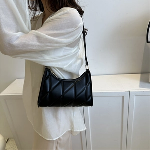 Minimalistische schwarze Leder-Unterarmtasche mit geometrischer Steppung und Goldbeschlägen