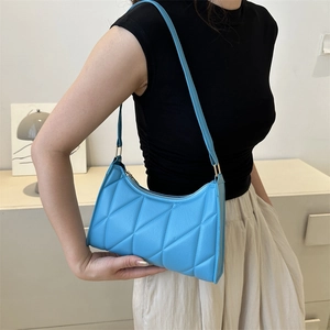 Minimalistische himmelblaue Stepp-Achseltasche aus Kunstleder mit großem Rautenmuster