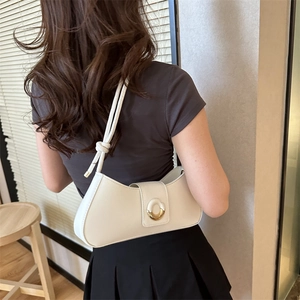 Sac sous le bras minimaliste blanc cassé avec boucle dorée et bandoulière à nœud élégant